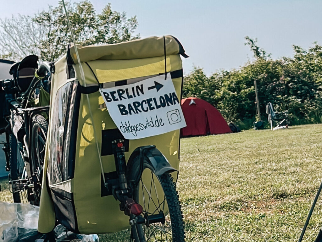 Fahrradanhänger mit Schild Berlin Barcelona