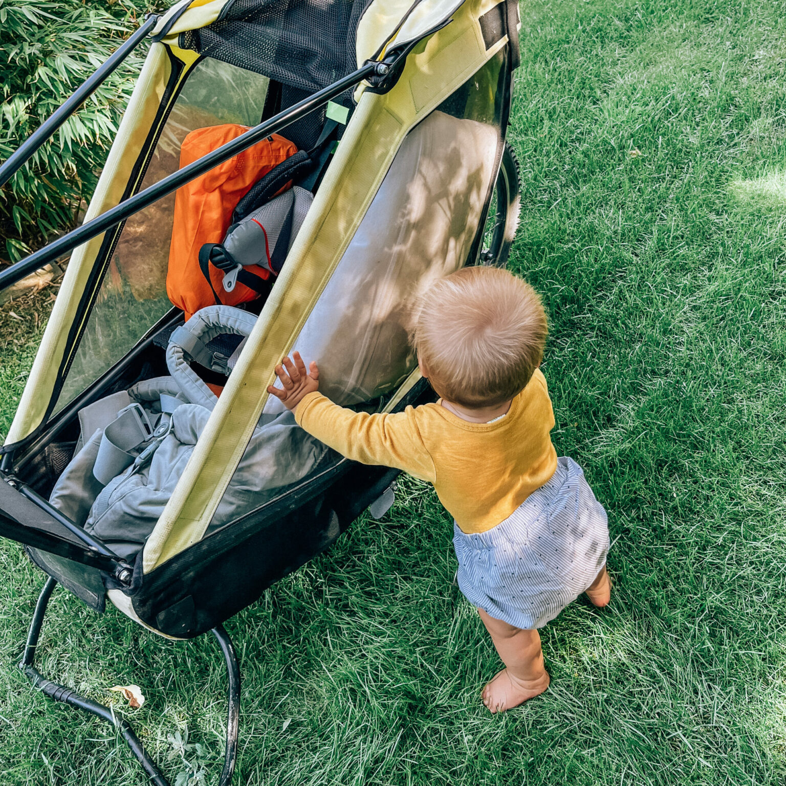 Baby vor Fahrradanhänger