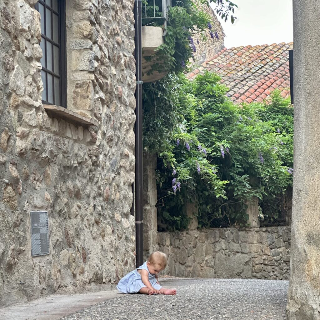 Baby auf Straße in Frankreich